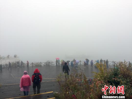 新疆天山天池景区现大雾天气 游客如置身仙境