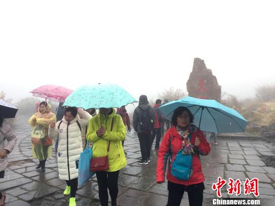 新疆天山天池景区现大雾天气 游客如置身仙境