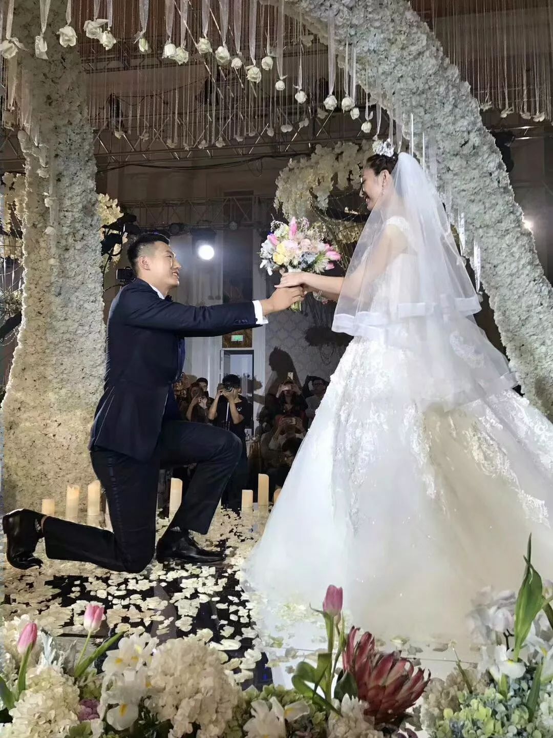 场外的翟晓川:热心公益 妻子给他很多支持