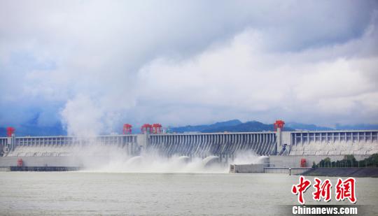 10月5日,三峡大坝再次开闸泄洪 邓立中 摄