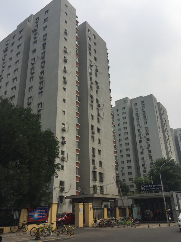 惠新的住宅，北京亚运会前后，十三陵库区农民搬迁到近郊，集中安置修建的塔楼。楼下就是地铁站，北四环边上，普通两居租金如今6000元上下。本文图片均来自作者。