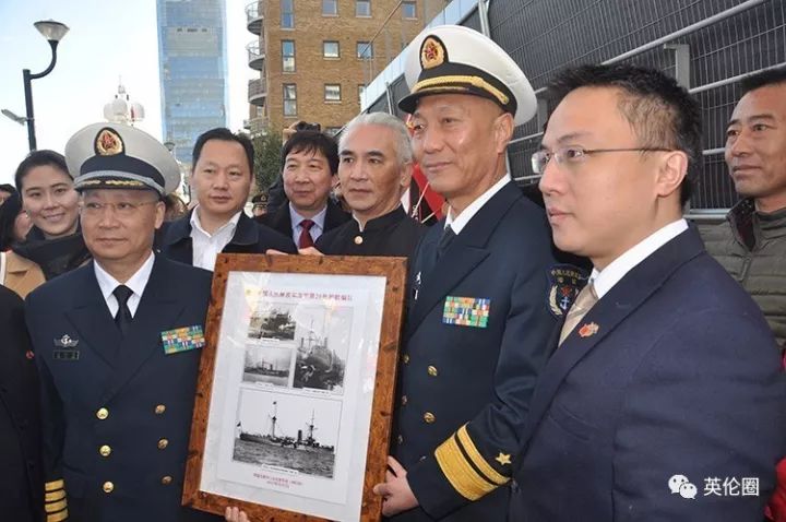 英国北部地区华人企业家协会向中国海军赠送巡洋舰老照片作为礼物。