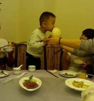大妈在景区卖煎饼_卖煎饼收入(2)