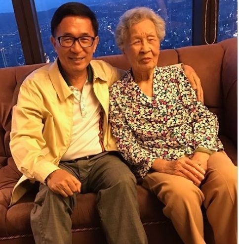 陈水扁与母亲(图片来源:联合新闻网)