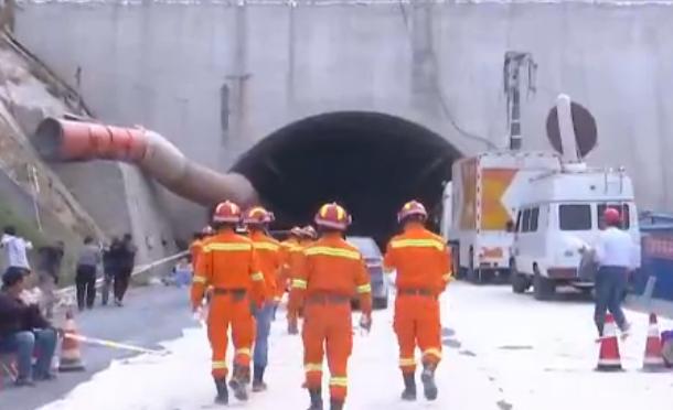 荣乌高速河北段营尔岭隧道坍塌事故 被困9人全