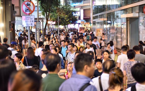 10月3日,在香港铜锣湾商业区,游客络绎不绝。 新华社发(王玺 摄)