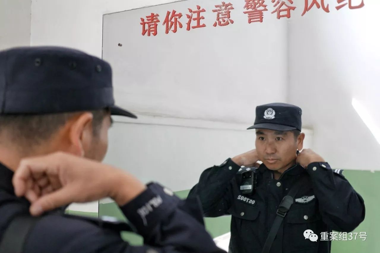 ▲出警前,王艳军在镜子前整顿警容。 新京报记者 王嘉宁 摄