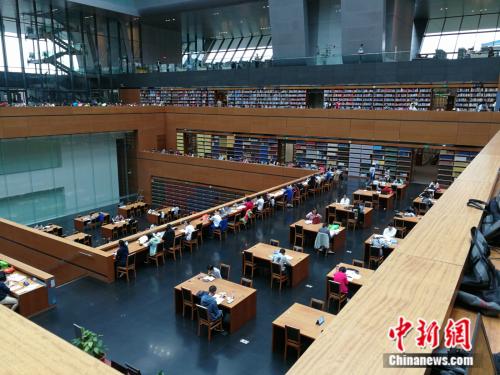 图为假期期间国家图书馆里的阅读者。中新网记者 张尼 摄