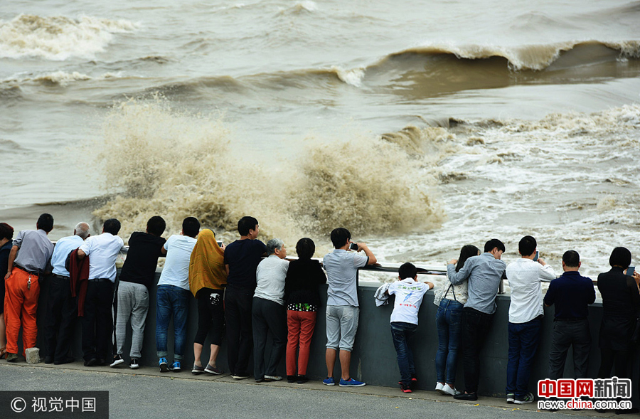 2017年10月6日，市民和游客在钱塘江杭州段的岸堤上观看钱江大潮。