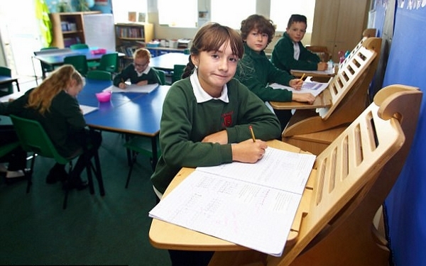 英小学引进站立课桌:增进学生健康与活跃度(图)