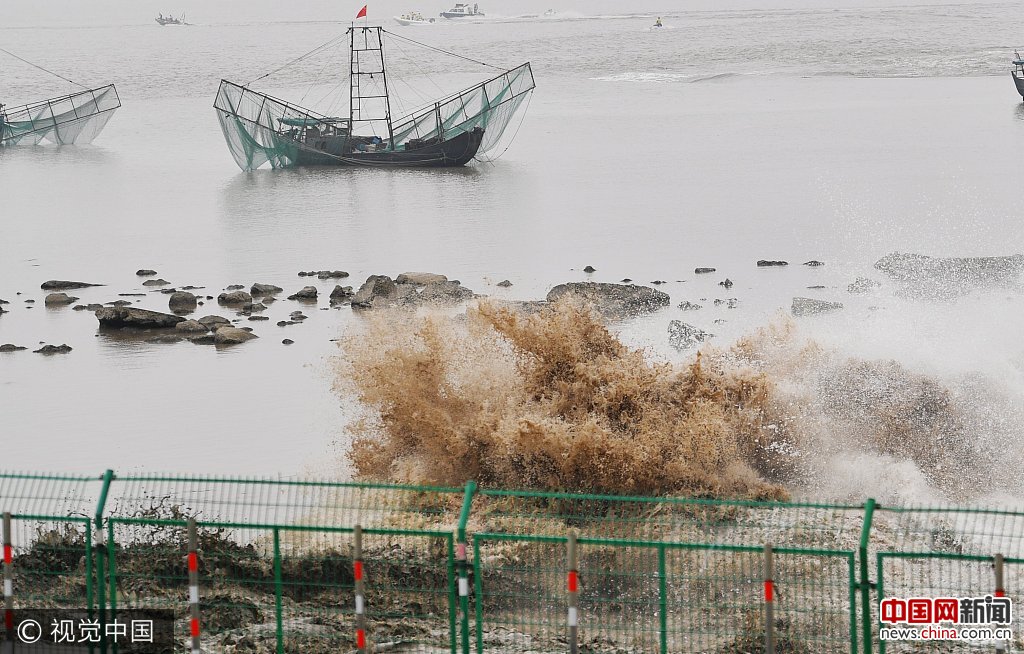 2017年10月6日，杭州，潮水冲上丁字坝。