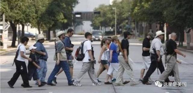 最惨枪击案后的美国:枪企股票涨 人们忙着买枪