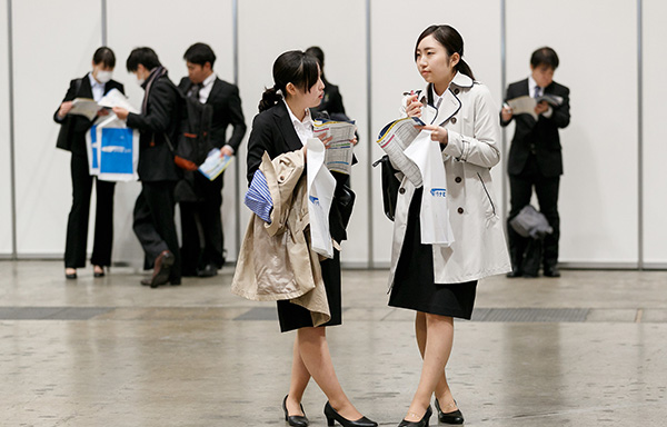 日本女性参加招聘会。东方IC 资料