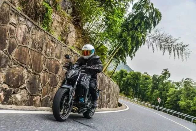 根据参数,如何选择适合山路行驶的摩托车?(三