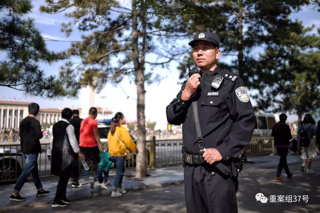 天安门广场最小"战友":和警察爸爸同上岗(图)