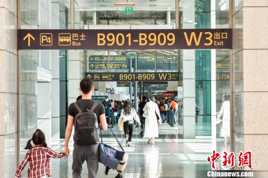 广州白云机场与多部门合力保障返程高峰客流|