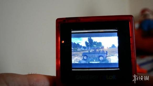 大神用Gameboy掌机玩《绝地求生》 画面糊成