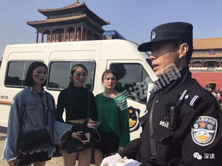 3名女游客找王文彪问路 摄/法制晚报·看法新闻记者 朱健勇