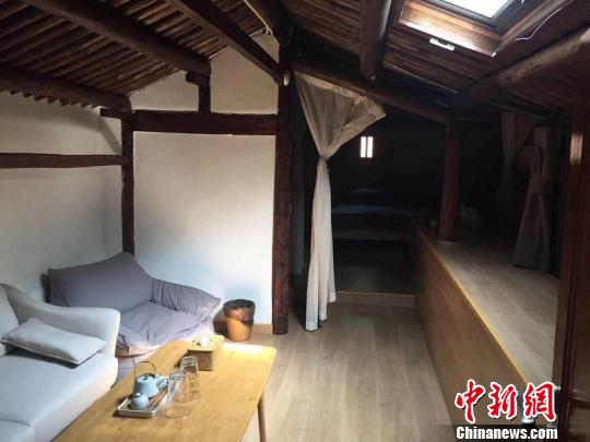 “村上酒舍”自带天窗的房间。 孙佳琦 摄
