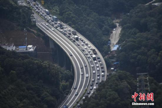 资料图：高速公路。 中新社记者 陈骥旻 摄