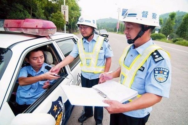 跟军车、警车发生交通事故该如何处理,你知道