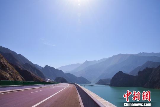 治县通高速公路 沿线风景如画|高速公路|黄河|青海