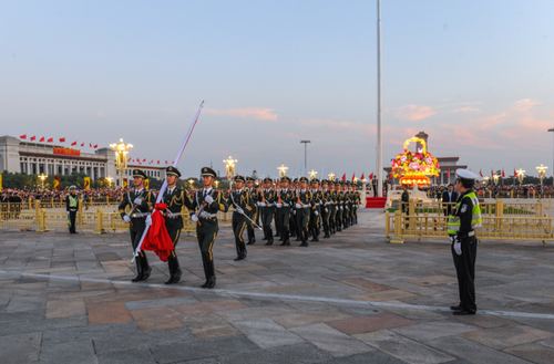 民警国庆中秋期间在天安门广场执勤