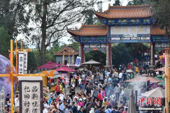 10月8日,于国庆节期间与游客见面的昆明茶马花街游人如织。中新社记者 任东 摄