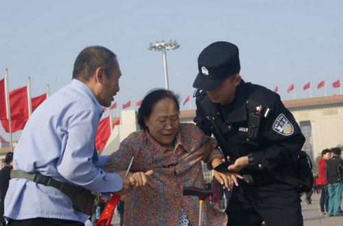 天安门分局执勤民警帮助游客
