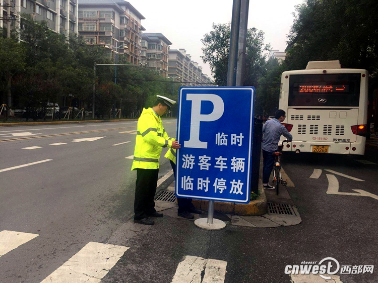 西安交警設(shè)置臨時(shí)車位3萬余個(gè)。