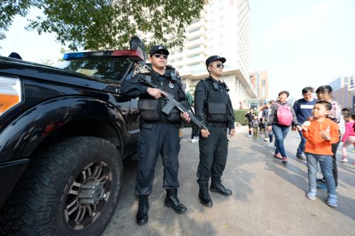特警在执勤点位执勤