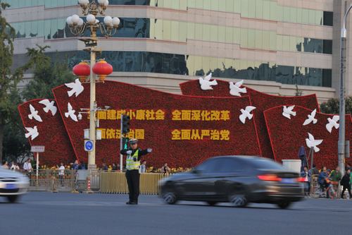 交警国庆中秋节期间路面执勤
