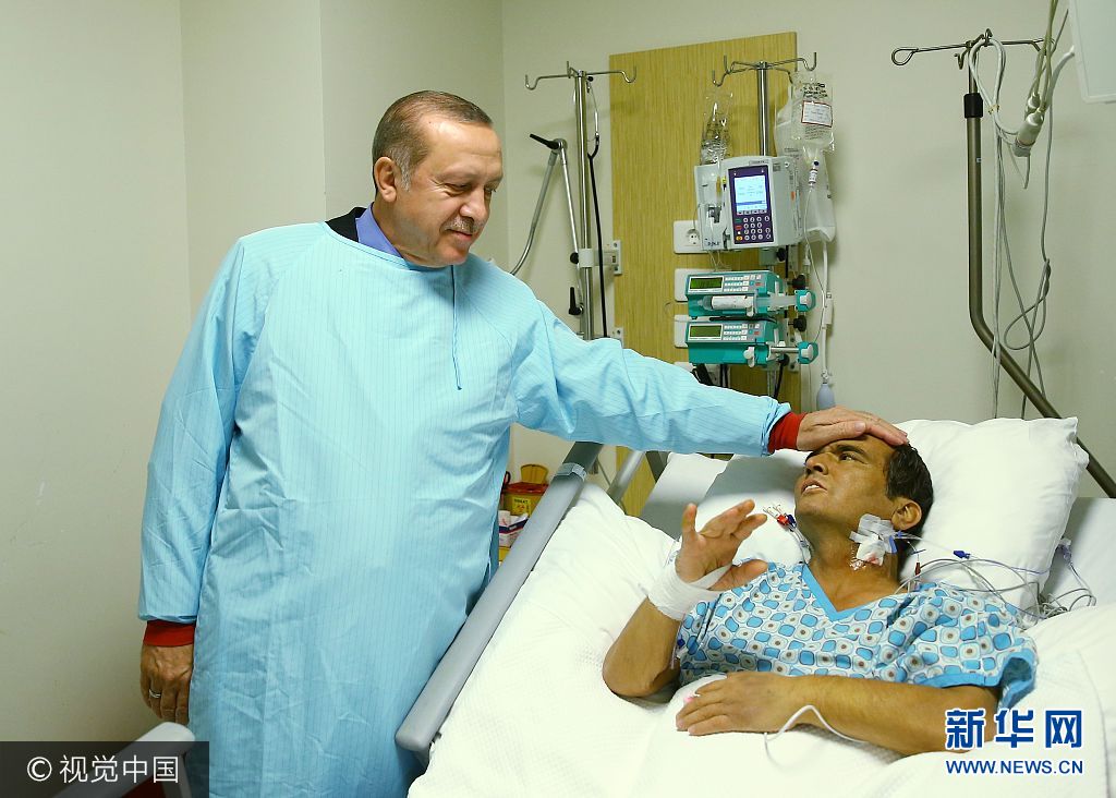 土耳其总统亲赴医院探望前奥运冠军 亲吻病童