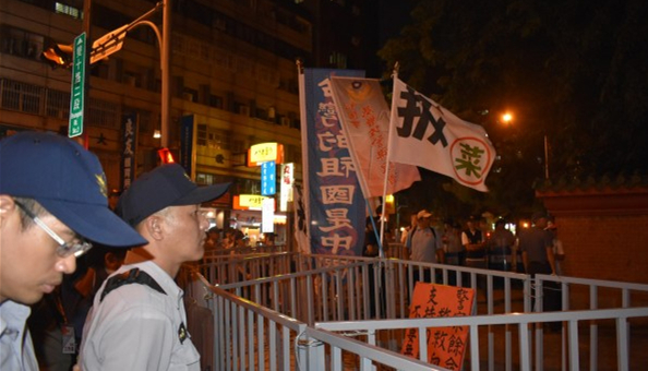  抗议者高举“台湾的祖国是中国”标语。（图片来源：台媒）