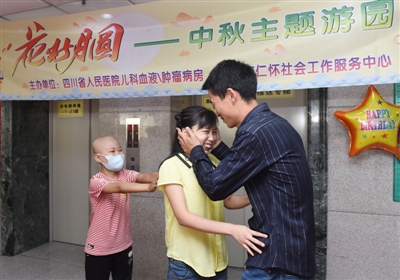 邹辉亲吻妈妈,妈妈害羞,乐乐在逝世后推着。
