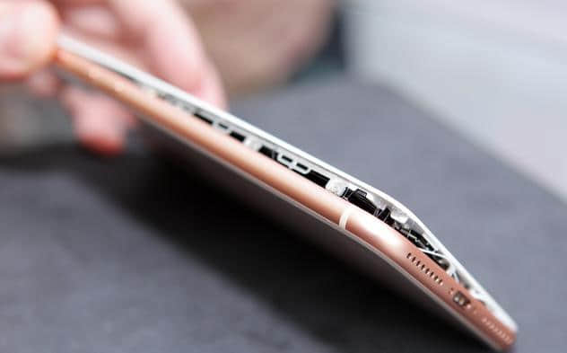 iPhone 8 电池鼓包致屏幕开裂?苹果客服:大部分