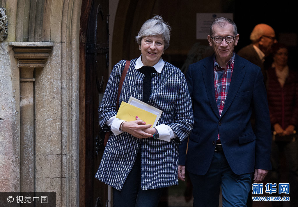 英国首相夫妇参加周日礼拜 梅姨粉色指甲抢镜