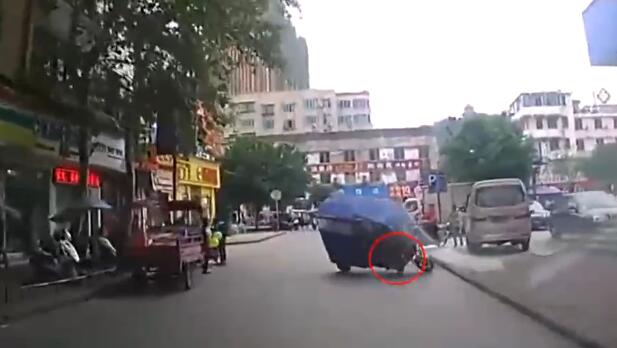 视频|3岁男孩横穿马路被急速行驶的三轮车压倒