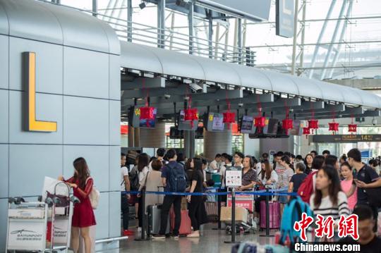 “十一”黄金周返程高峰，白云机场单日客流逾19万人次。萧峻 摄