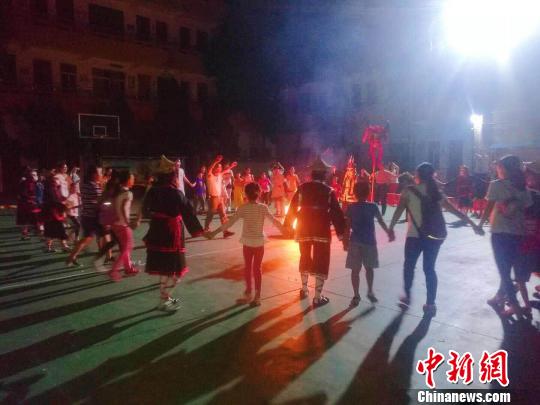 国庆中秋假期,云浮郁南县兰寨村民和游客一起跳禾楼舞。 程景伟 摄