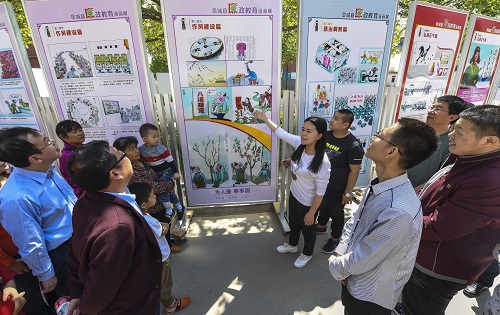 资料图:河北省阜城县社区干部为社区居民讲解廉政展览内容。新华社记者 李晓果 摄