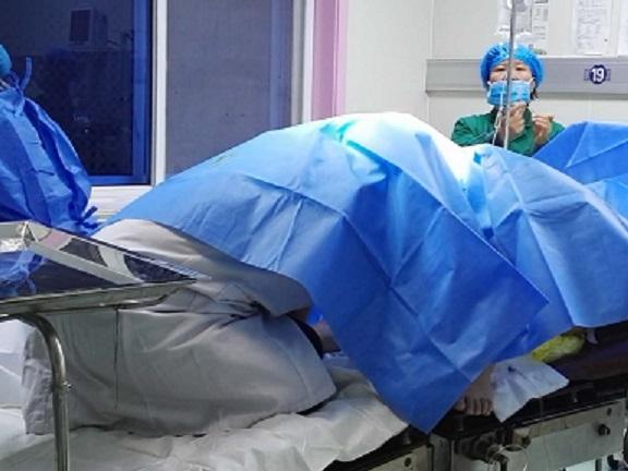 产妇脐带脱垂胎儿缺氧 医生跪姿托举29分钟|脐