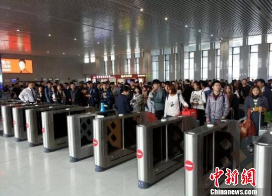 郑州铁路局“十一”假期发送旅客突破508万人