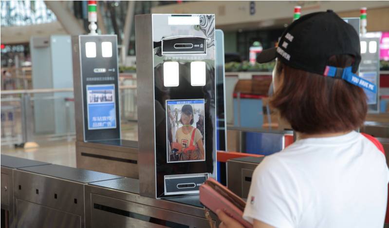 领先iphonex中国铁路刷脸进站化妆都能认出来