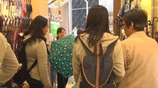 日本伞吸引中国女性抢购。(《香港经济日报》网站)