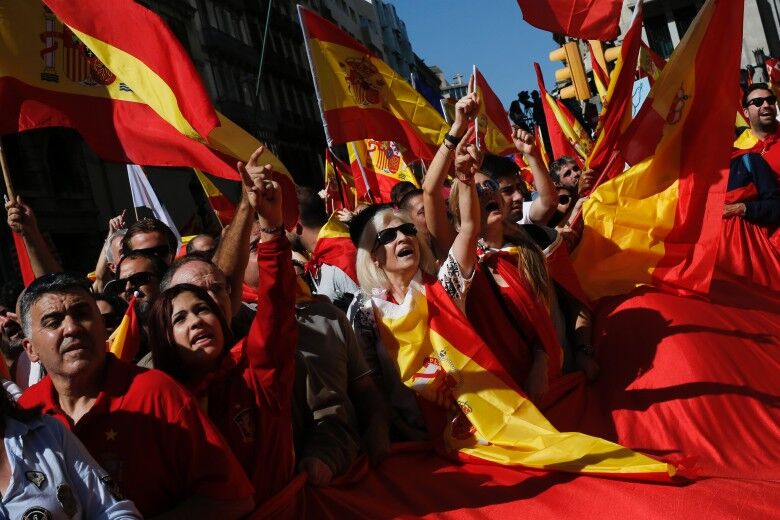 西班牙局势反转?加泰首府35万人上街反对独立