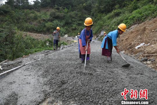 贵州丹寨 苗族民众齐修脱贫路|贵州|丹寨|杨武