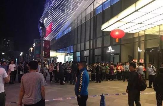 9月27日晚，在通州万达广场，要求退还押金和充值的用户排起了长龙，维护秩序的警察不得不拉起警戒线