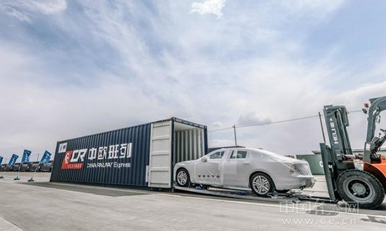 一辆沃尔沃S90轿车被装载到一个从中国出口到欧洲的集装箱里