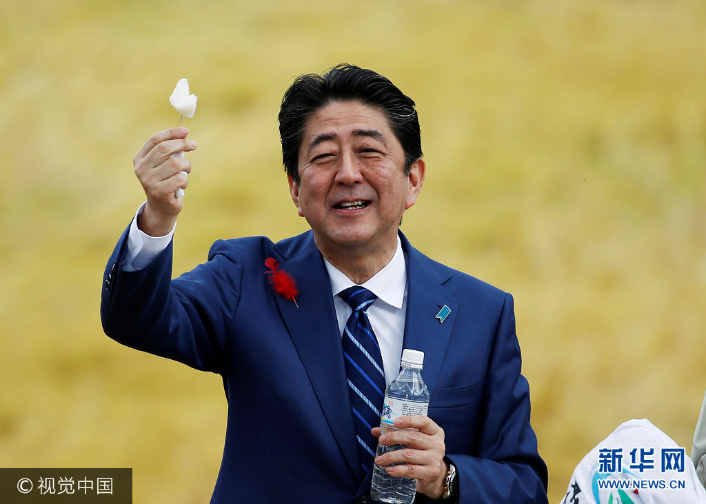 日本首相安倍晋三举行竞选集会 不顾形象吃饭团水果(组图)|安倍晋三|集会|日本首相_新浪新闻